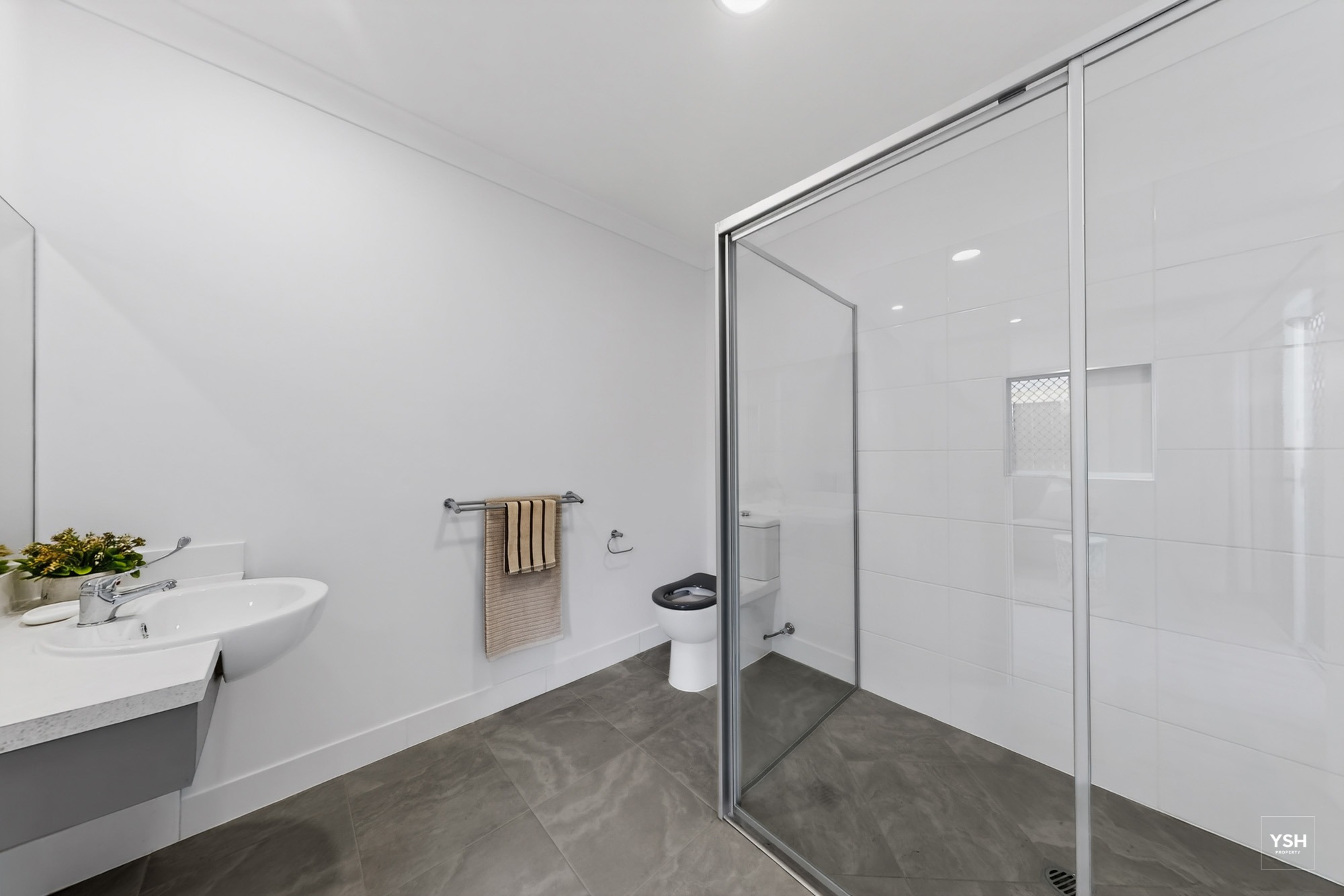1/171 Kamarin Street, Manly West, QLD 4179